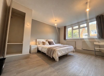 XL Refurbished Rooms - 1min to St! All Bills Inc! Main Photo