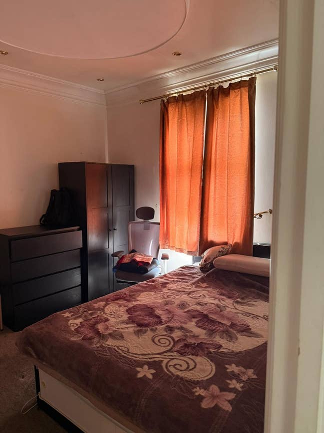 Spacious Double Room in IG1 3EQ | Great Location Main Photo