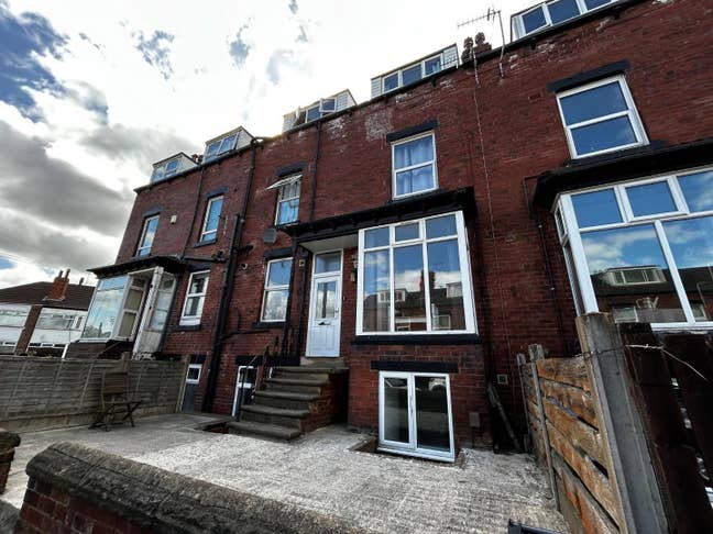 Spacious Rooms to Rent - Available Now! Main Photo