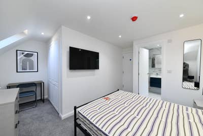 Modern & Refurbished Double Room with Ensuite  Main Photo