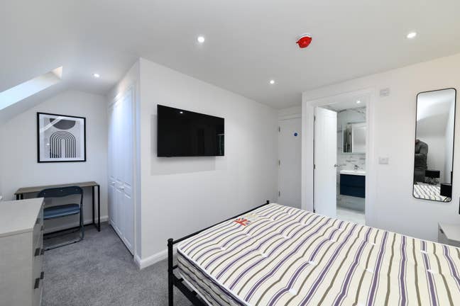 Modern & Refurbished Double Room with Ensuite  Main Photo