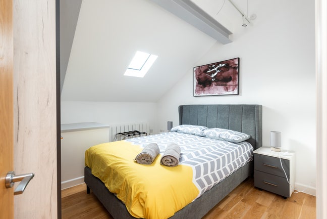 Modern Double Rooms in Spacious Flat Main Photo