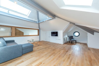 Modern Double Rooms in Spacious Flat Main Photo