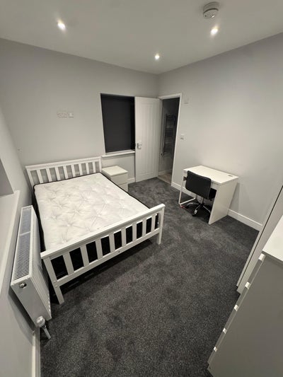 Large Ensuite Room To Rent Including Bills & Wifi Main Photo