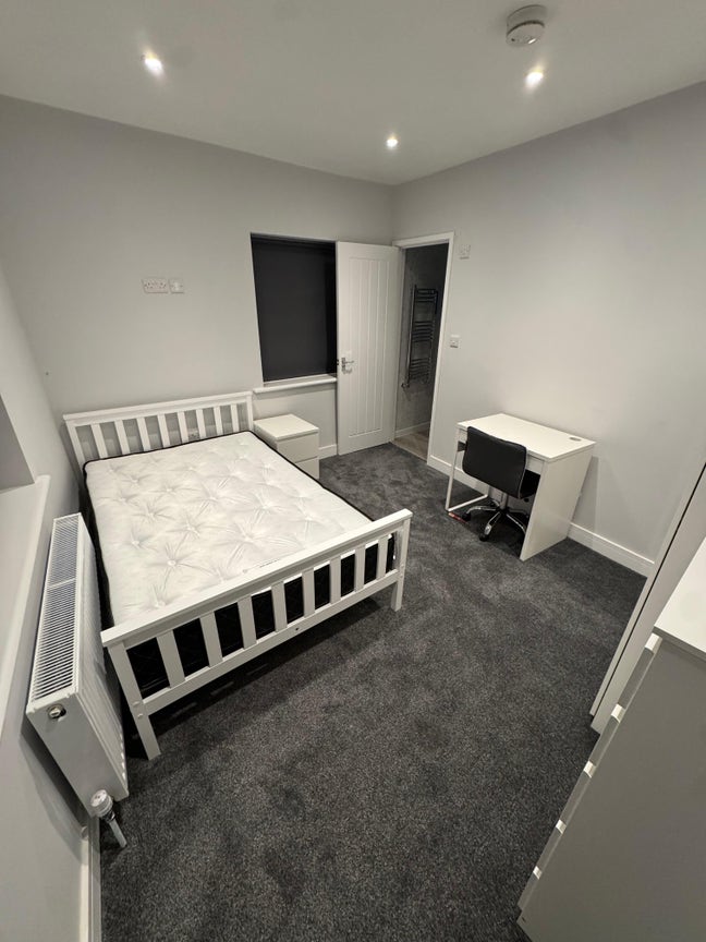 Large Ensuite Room To Rent Including Bills & Wifi Main Photo
