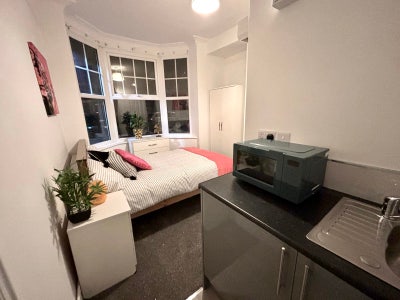 Spacious Ensuite with Kitchenette Available! Main Photo