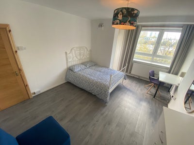 Spacious Room with Balcony! 3 Bedroom Flat! Main Photo
