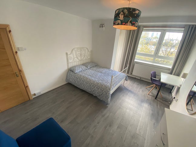 Spacious Room with Balcony! 3 Bedroom Flat! Main Photo