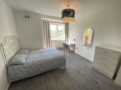 Spacious Room with Balcony! 3 Bedroom Flat! Main Photo