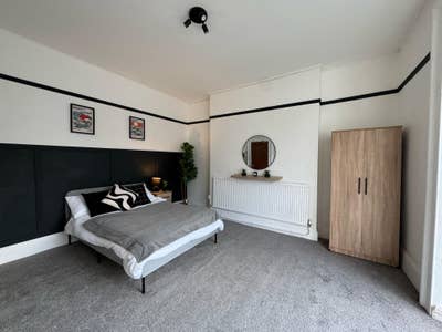 Spacious Room - All bills included  Main Photo