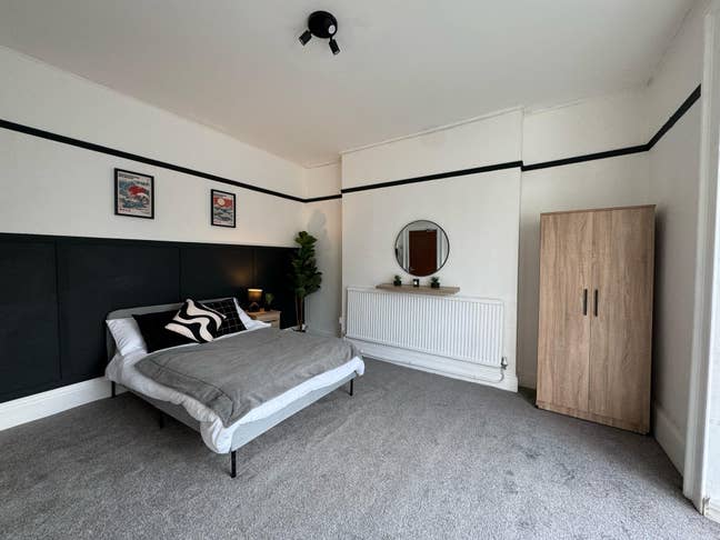 Spacious Room - All bills included  Main Photo