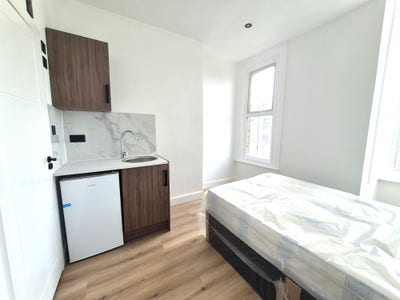 En-suite room in Hendon,some bills included Main Photo