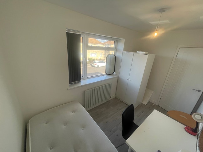 Furnished double room, private drive way. Main Photo