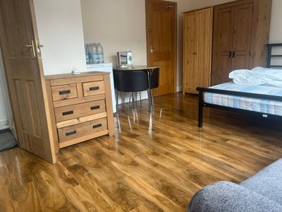 ❤️Studio Flat ❤️Sea Views Balcony🌊Town Centre❤️ Main Photo