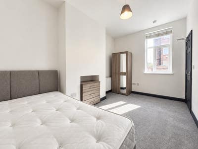 Ensuite Room in a shared 8 bedroom house (HMO) Main Photo