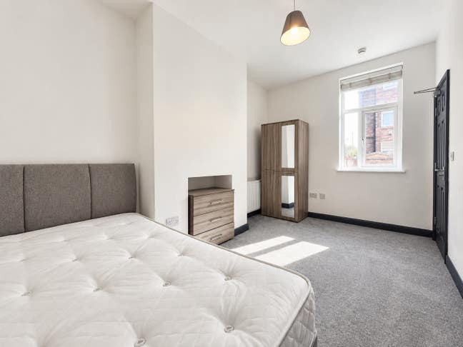 Ensuite Room in a shared 8 bedroom house (HMO) Main Photo