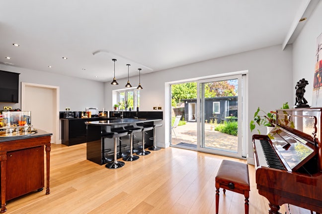 Girliesss! Double en-suite room in NW11!!  Main Photo