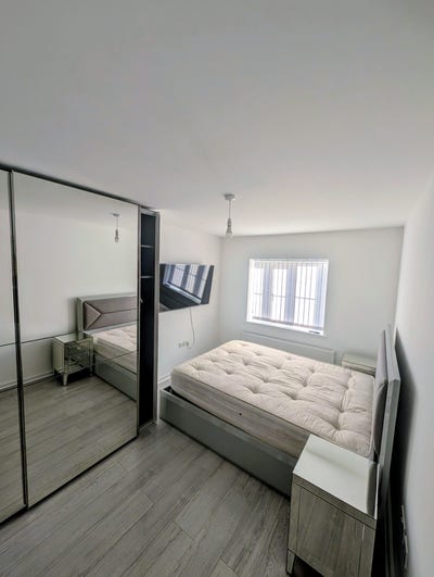 Spacious King Room in Newly Built 3-Bed Home  Main Photo