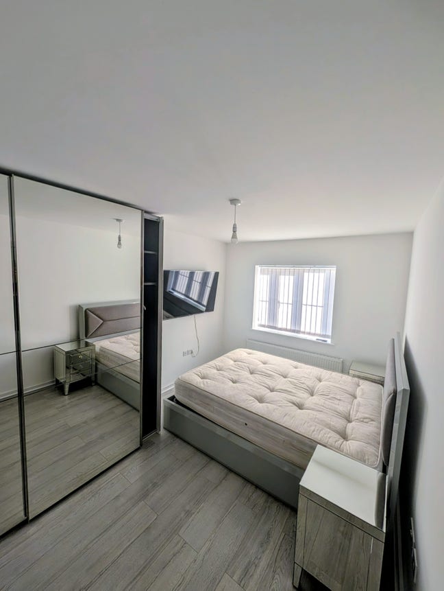 Spacious King Room in Newly Built 3-Bed Home  Main Photo
