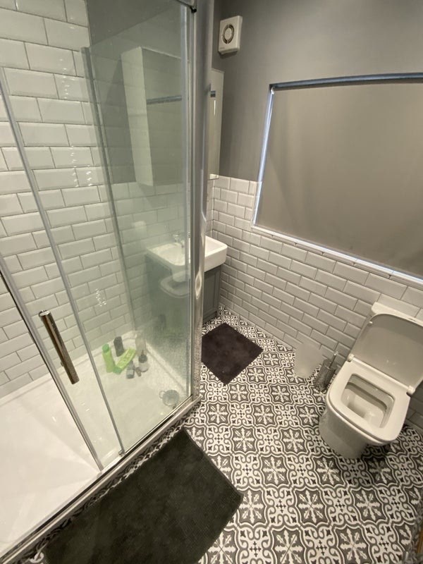 Double room in female house share  Main Photo