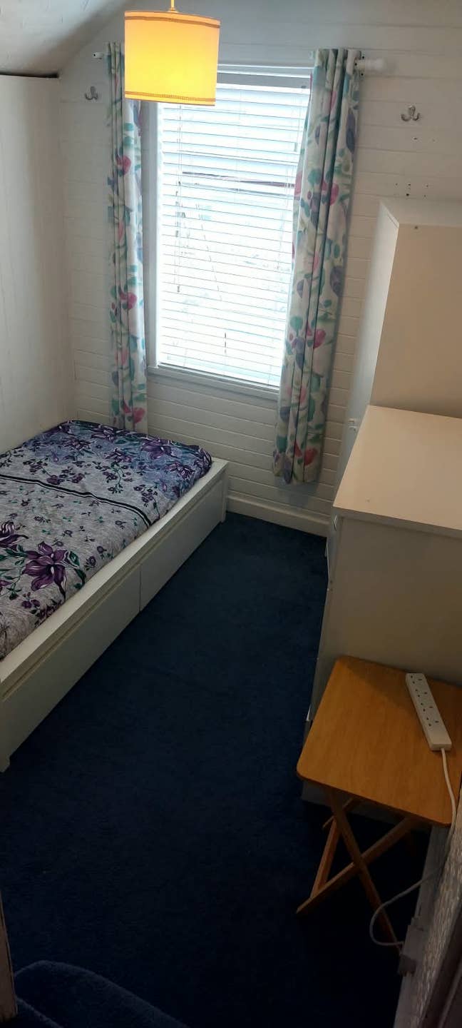 Single room to rent on Railway street &pound;500 bills Main Photo