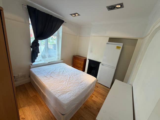 3 Spacious Bedroom Located in Kidbrooke SE3 Main Photo