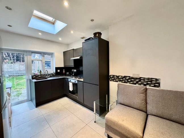 3 Bed Flat, Robin Hood Way, SW15 Main Photo