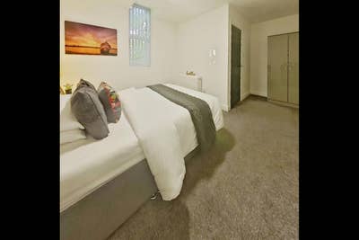 Large t room with own bathroom in friendly house  Main Photo