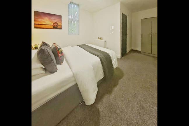 Large t room with own bathroom in friendly house  Main Photo