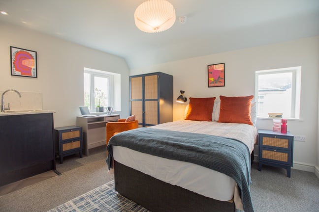 ✨Spacious studios with kitchenettes and parking✨ Main Photo