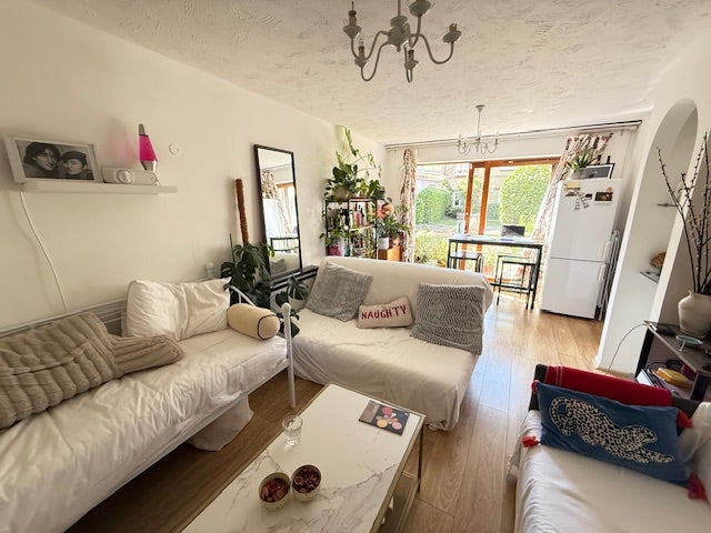 Nice 2 bed flat situated within a private Cul Main Photo
