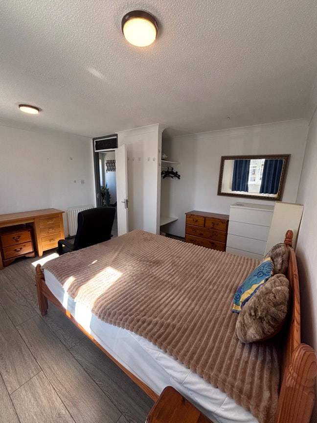 3 Separate Double Rooms Available Main Photo