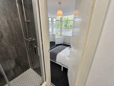Bright En-Suite Room | City Centre Main Photo