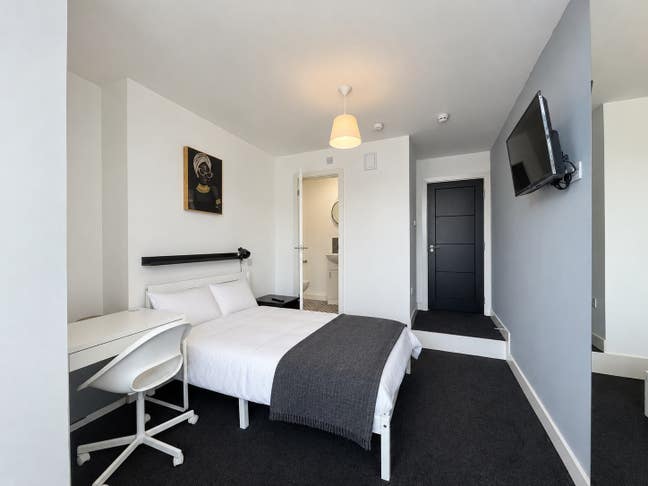 Bright En-Suite Room | City Centre Main Photo