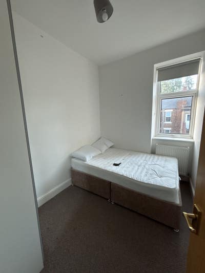 Spare Room in House Heaton Main Photo