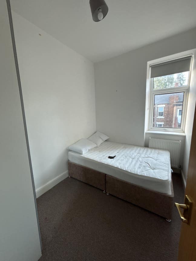 Spare Room in House Heaton Main Photo