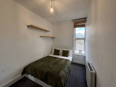 Double Bedroom in Highgate - Living Room Main Photo