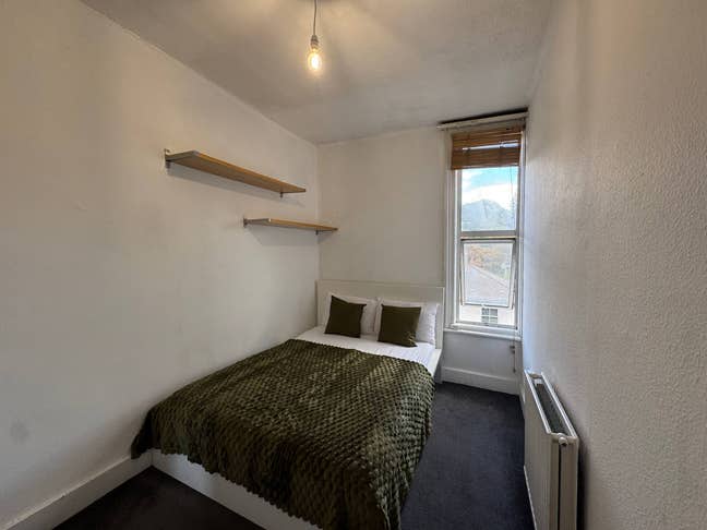 Double Bedroom in Highgate - Living Room Main Photo