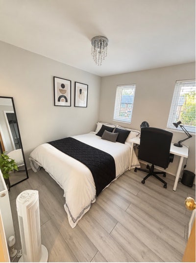  Female Double Bedroom in Beckton London E6 Zone 3 Main Photo