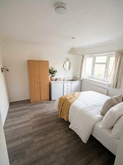 3 X Modern Double/Twin Rooms Available Now Main Photo