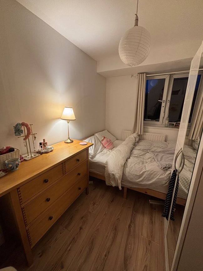 1 Double bed- 8min to Borough Stn. [Move in ASAP Main Photo