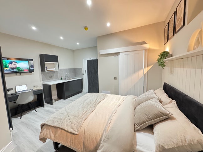🏡 Newly Refurbished High-End Six-Bedrooms  Main Photo
