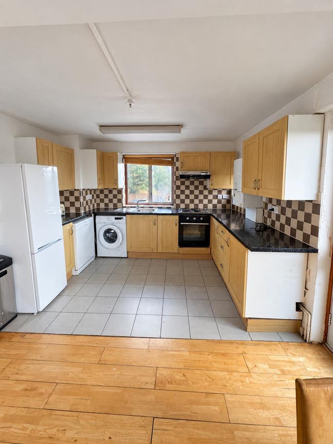 Two Big Double Rooms, Yards Away from Underground Main Photo