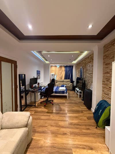Sharing Big Double Bed Room Main Photo