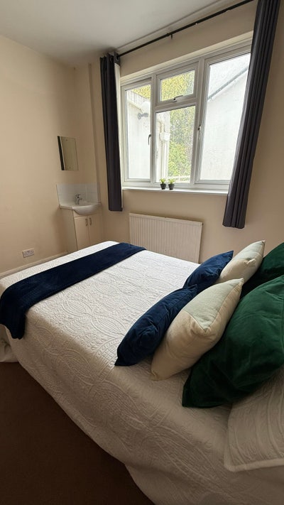 Double rooms near the hospital – &pound;650pcm Main Photo