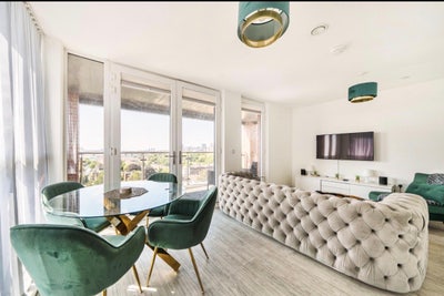 Top floor penthouse near stadium with parking  Main Photo