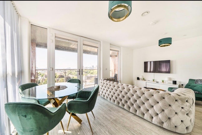 Top floor penthouse near stadium with parking  Main Photo