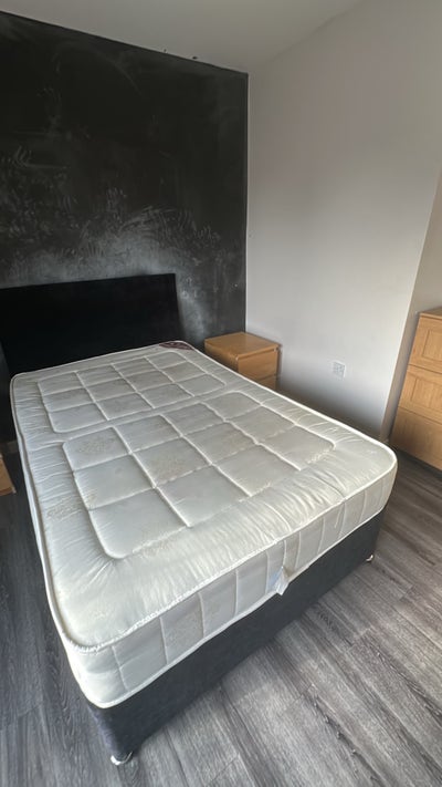 One double bedroom to rent share  Main Photo