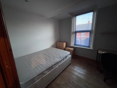 Room available in a friendly 4 bedroom house Main Photo