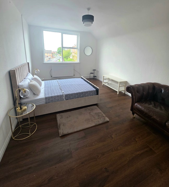 5 bedroom apartment share with private patio roof  Main Photo